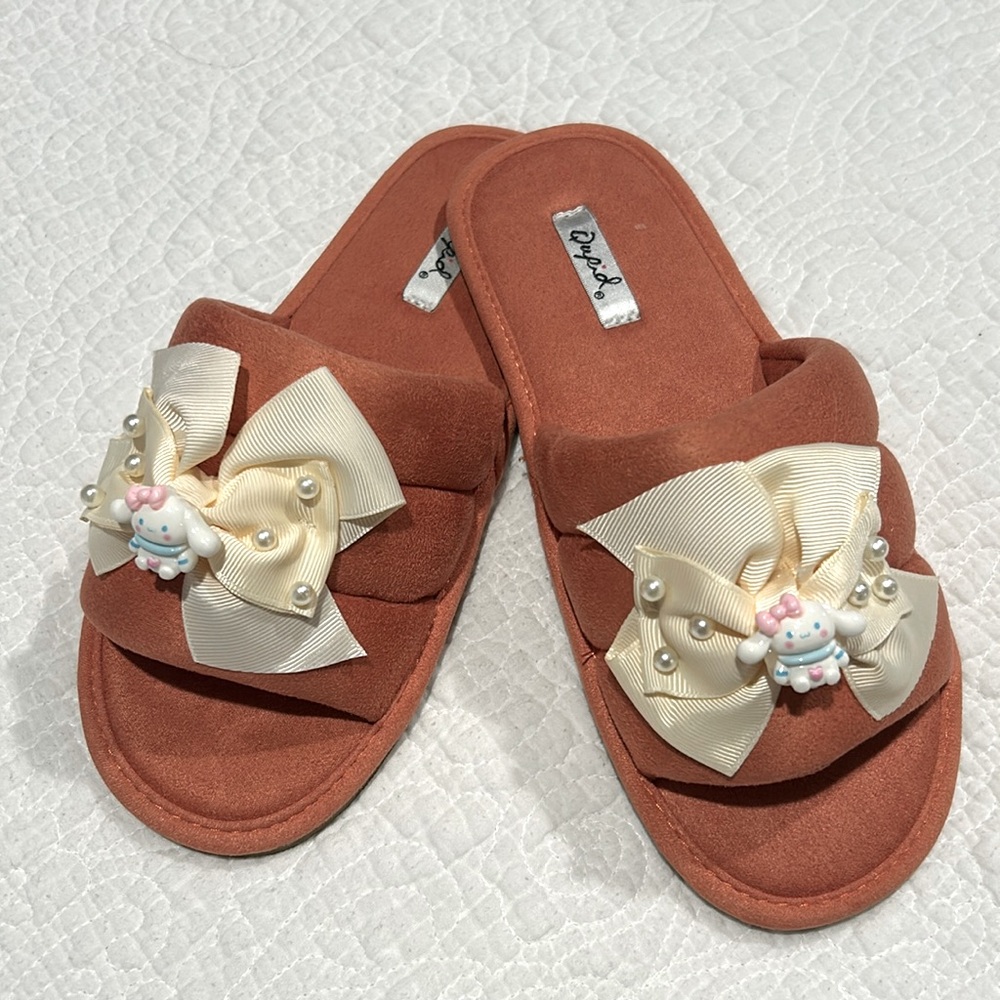 Cinnamon roll slippers